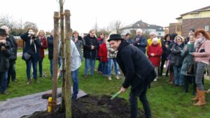 Johannes Oerding pflanzt einen Baum
