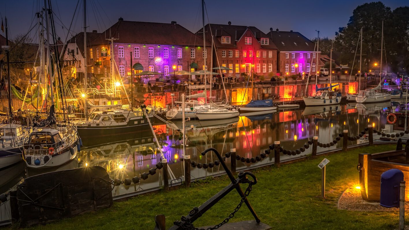 beleuchteter Hafen