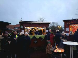 Lichterglanz gegen den Regen: Hooksiel feiert seinen Weihnachtsmarkt 2025